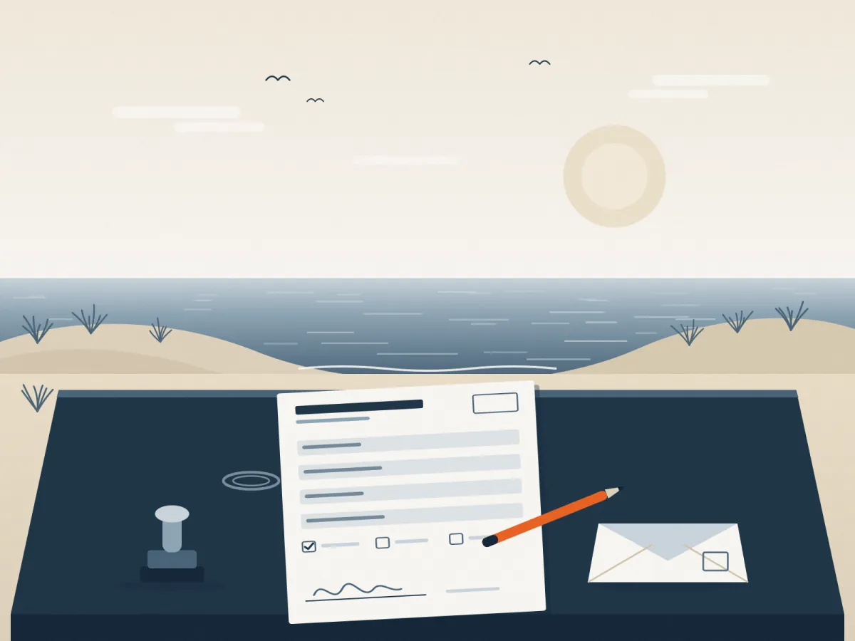 Illustration: Ausgefülltes Formular mit Stift, Stempel und Briefumschlag auf einem Schreibtisch vor Dünen und Meer